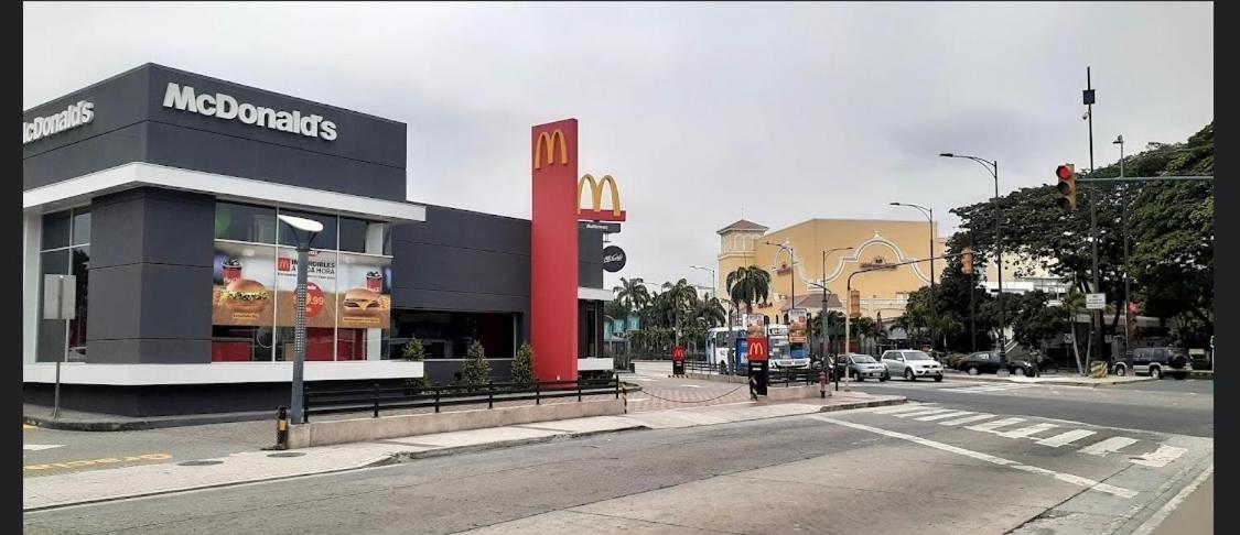 Mega Suite Junto Al San Marino Shopping Guayaquil Esterno foto